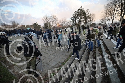 Fans of the Fejenodra football club, which will play the first game of the eighth finals of the League of Conferences against FC Partizan at 6:45 pm at the stadium in Humska, went to the stadium from the Republic Square with police escort.Navijaci 