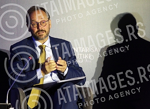 The regional forum on good governance and anti-corruption policies in times of geopolitical uncertainty was opened by the ambassadors of the European Union and the USA to Serbia, Emanuele Giaufret and Christopher Hill.Regionalni forum o dobrom upra