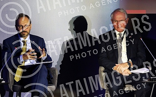 The regional forum on good governance and anti-corruption policies in times of geopolitical uncertainty was opened by the ambassadors of the European Union and the USA to Serbia, Emanuele Giaufret and Christopher Hill.Regionalni forum o dobrom upra