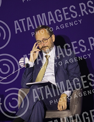 The regional forum on good governance and anti-corruption policies in times of geopolitical uncertainty was opened by the ambassadors of the European Union and the USA to Serbia, Emanuele Giaufret and Christopher Hill.Regionalni forum o dobrom upra