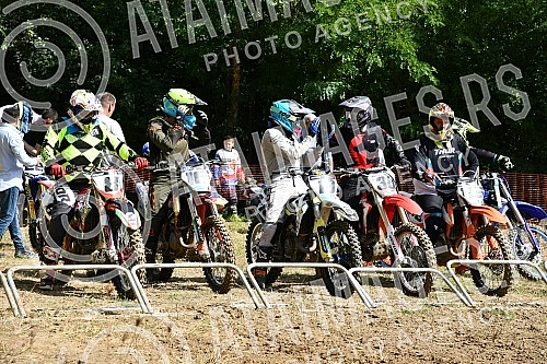 A motocross competition was held at the MX Park Tresnjari track in Kraljevo.Na stazi MX park Tresnjari u Kraljevu odrzano je takmicenje u moto krosu.