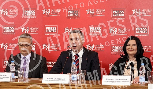 The Dveri movement presented the Declaration on Health and the Declaration on the Protection of Women's Health.Pokret Dveri je predstavio Deklaraciju o zdravlju i Deklaraciju o zastiti zdravlja zena.