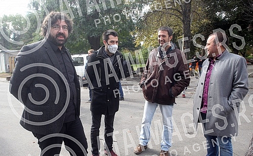 In front of the Cvijeta Zuzoric pavilion, a rally in support of the Momci art group and the Stara kapetanija gallery was held, organized by the Association of Fine Artists of Serbia.Ispred paviljona Cvijeta Zuzoric odrzan skup podrske umetnickoj gr