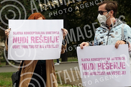 In front of the Cvijeta Zuzoric pavilion, a rally in support of the Momci art group and the Stara kapetanija gallery was held, organized by the Association of Fine Artists of Serbia.Ispred paviljona Cvijeta Zuzoric odrzan skup podrske umetnickoj gr