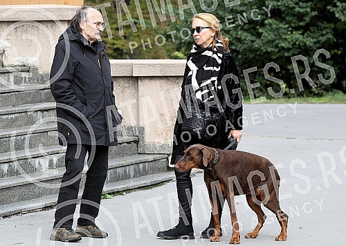 In front of the Cvijeta Zuzoric pavilion, a rally in support of the Momci art group and the Stara kapetanija gallery was held, organized by the Association of Fine Artists of Serbia.Ispred paviljona Cvijeta Zuzoric odrzan skup podrske umetnickoj gr