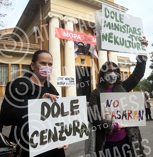 In front of the Cvijeta Zuzoric pavilion, a rally in support of the Momci art group and the Stara kapetanija gallery was held, organized by the Association of Fine Artists of Serbia.Ispred paviljona Cvijeta Zuzoric odrzan skup podrske umetnickoj gr