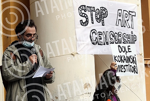 In front of the Cvijeta Zuzoric pavilion, a rally in support of the Momci art group and the Stara kapetanija gallery was held, organized by the Association of Fine Artists of Serbia.Ispred paviljona Cvijeta Zuzoric odrzan skup podrske umetnickoj gr