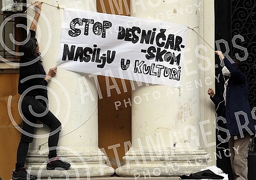 In front of the Cvijeta Zuzoric pavilion, a rally in support of the Momci art group and the Stara kapetanija gallery was held, organized by the Association of Fine Artists of Serbia.Ispred paviljona Cvijeta Zuzoric odrzan skup podrske umetnickoj gr