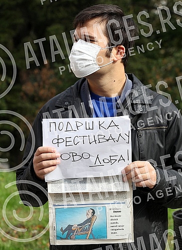 In front of the Cvijeta Zuzoric pavilion, a rally in support of the Momci art group and the Stara kapetanija gallery was held, organized by the Association of Fine Artists of Serbia.Ispred paviljona Cvijeta Zuzoric odrzan skup podrske umetnickoj gr