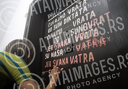 Protest action of the Association of Fine Artists of Serbia in front of the apartment of the painter and retired professor Dragana Milisavljevic, which the perpetrators tried to forcibly evict.Protestna akcija Udruzenja likovnih umetnika Srbije isp