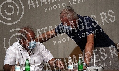 The Minister of Health, Zlatibor Loncar, met with the directors of health institutions and hospitals in the Palace of Serbia.Ministar zdravlja Zlatibora Loncar sastao se sa direktorima zdravstvenih ustanova i kovid bolnica u Palati Srbije.
