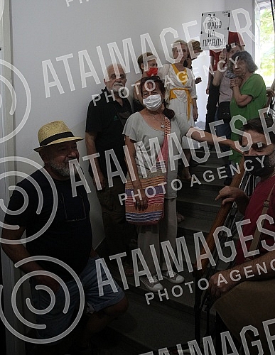 Protest action of the Association of Fine Artists of Serbia in front of the apartment of the painter and retired professor Dragana Milisavljevic, which the perpetrators tried to forcibly evict.Protestna akcija Udruzenja likovnih umetnika Srbije isp