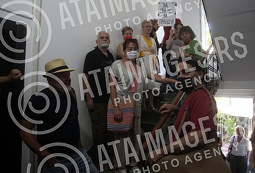 Protest action of the Association of Fine Artists of Serbia in front of the apartment of the painter and retired professor Dragana Milisavljevic, which the perpetrators tried to forcibly evict.Protestna akcija Udruzenja likovnih umetnika Srbije isp