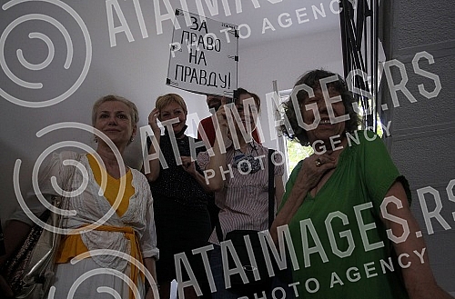 Protest action of the Association of Fine Artists of Serbia in front of the apartment of the painter and retired professor Dragana Milisavljevic, which the perpetrators tried to forcibly evict.Protestna akcija Udruzenja likovnih umetnika Srbije isp