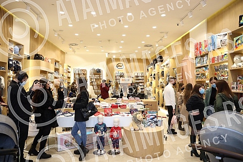 Promotion of new products of the BeSafe and Ergobaby brands with certified educators was held in the Jungle Baby store.Promocija novih proizvoda brendova BeSafe i Ergobaby uz sertifikovane edukatore odrzana je u Jungle Baby prodavnici.