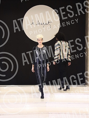 In the atrium of the National Museum, as part of the 48th Perwoll fashion week, a tribute was held to Mirjana Maric - a fashion show of models donated to the Ethnographic Museum after the last exhibition in 2015. U atrijumu Narodnog muzeja u sklopu