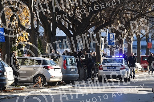 The Novi Sad court was informed that an explosive device had been placed, the court was emptied and police officers came with a dog to check the report.U novosadski sud je dojavljeno da je postavljena eksplozivna naprava, sud je ispraznjen i dosli 