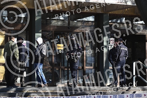 The Novi Sad court was informed that an explosive device had been placed, the court was emptied and police officers came with a dog to check the report.U novosadski sud je dojavljeno da je postavljena eksplozivna naprava, sud je ispraznjen i dosli 