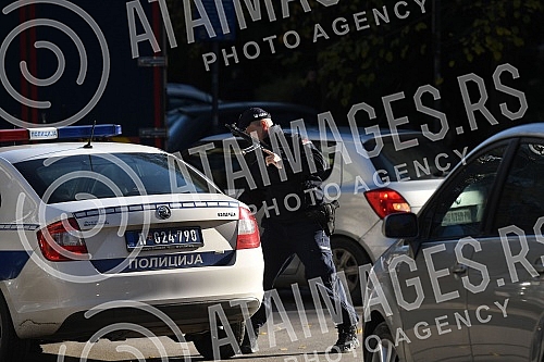 The Novi Sad court was informed that an explosive device had been placed, the court was emptied and police officers came with a dog to check the report.U novosadski sud je dojavljeno da je postavljena eksplozivna naprava, sud je ispraznjen i dosli 