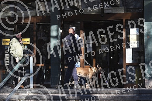 The Novi Sad court was informed that an explosive device had been placed, the court was emptied and police officers came with a dog to check the report.U novosadski sud je dojavljeno da je postavljena eksplozivna naprava, sud je ispraznjen i dosli 