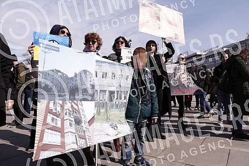A rally in support of Ukraine and against the dictatorship in Russia and Belarus was held on the Republic Square, organized by an informal group of the Russian, Ukrainian and Belarusian diasporas.Na Trgu Republike odrzan je skup podrske Ukrajini i 