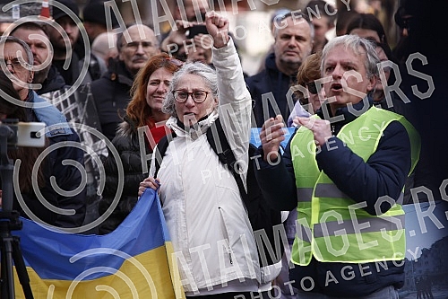 A rally in support of Ukraine and against the dictatorship in Russia and Belarus was held on the Republic Square, organized by an informal group of the Russian, Ukrainian and Belarusian diasporas.Na Trgu Republike odrzan je skup podrske Ukrajini i 