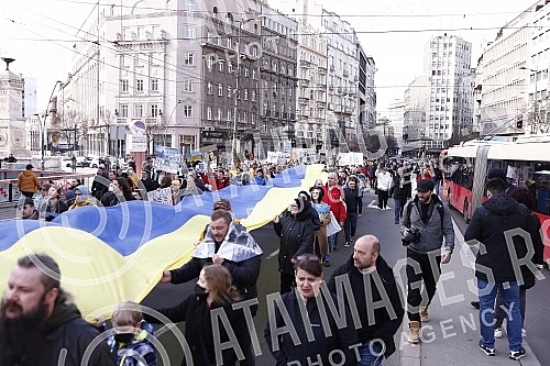 A rally in support of Ukraine and against the dictatorship in Russia and Belarus was held on the Republic Square, organized by an informal group of the Russian, Ukrainian and Belarusian diasporas.Na Trgu Republike odrzan je skup podrske Ukrajini i 