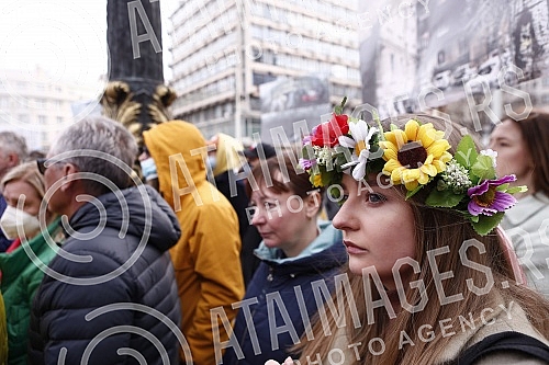 A rally in support of Ukraine and against the dictatorship in Russia and Belarus was held on the Republic Square, organized by an informal group of the Russian, Ukrainian and Belarusian diasporas.Na Trgu Republike odrzan je skup podrske Ukrajini i 