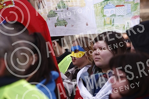 A rally in support of Ukraine and against the dictatorship in Russia and Belarus was held on the Republic Square, organized by an informal group of the Russian, Ukrainian and Belarusian diasporas.Na Trgu Republike odrzan je skup podrske Ukrajini i 