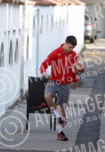 Former Red Star footballer, currently part of the team of Danish second baseman Andrija Rajovic, son of singer Boban Rajovic, practices with the ball outside the house.Bivsi fudbaler Crvene zvezde, trenutno deo ekipe danskog drugoligasa Andrija Rajo