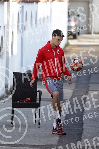 Former Red Star footballer, currently part of the team of Danish second baseman Andrija Rajovic, son of singer Boban Rajovic, practices with the ball outside the house.Bivsi fudbaler Crvene zvezde, trenutno deo ekipe danskog drugoligasa Andrija Rajo