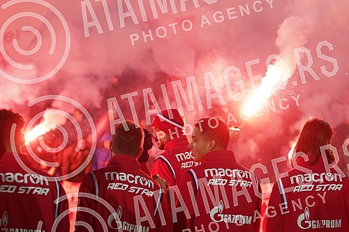 Delije, Red Star FC fans, organized a reception for the football players who achieved a historic success with a draw against Braga (1: 1) on Thursday night - a direct placement in the eighth finals of the Europa League, which is the biggest result of