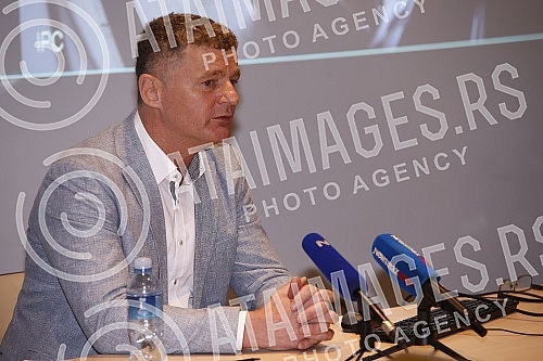 A press conference was held at the Life Design Hotel, organized by Milos Plantaric, a Slovenian citizen who claims that the hotel was physically occupied by a group of Veljko Belivuk and Marko Miljkovic. U hotelu Life Design odrzana je konferencija
