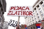 A protest march against e-fiscalization in Serbian markets started from Sava Square, where salesmen gathered near the monument to Stefan Nemanja, who then headed down Nemanja Street, across Slavija to the Presidency building on Andricev Venac, blocki