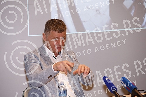 A press conference was held at the Life Design Hotel, organized by Milos Plantaric, a Slovenian citizen who claims that the hotel was physically occupied by a group of Veljko Belivuk and Marko Miljkovic. U hotelu Life Design odrzana je konferencija