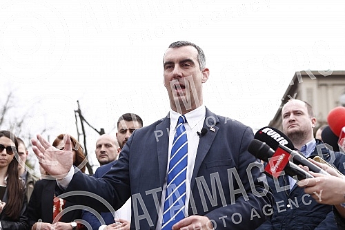 Vladimir Orlic of the Serbian Progressive Party is holding a press conference in front of the Presidency building, where he showed fake invitations to vote allegedly used by the opposition. Vladimir Orlic iz Srpske napredne stranke odrzao je konfer