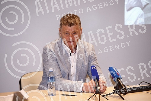 A press conference was held at the Life Design Hotel, organized by Milos Plantaric, a Slovenian citizen who claims that the hotel was physically occupied by a group of Veljko Belivuk and Marko Miljkovic. U hotelu Life Design odrzana je konferencija