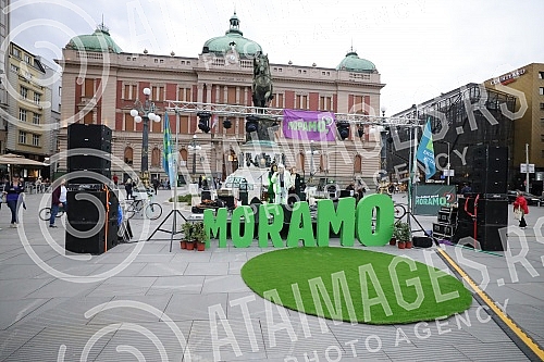 The Moramo Coalition organized a concert for clean air on the Republic Square. Koalcija Moramo je organzivala Koncert za cist vazduh na Trgu republike. 