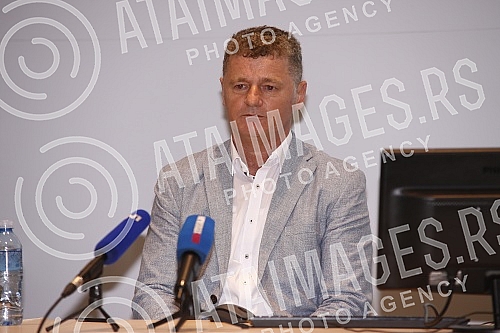 A press conference was held at the Life Design Hotel, organized by Milos Plantaric, a Slovenian citizen who claims that the hotel was physically occupied by a group of Veljko Belivuk and Marko Miljkovic. U hotelu Life Design odrzana je konferencija