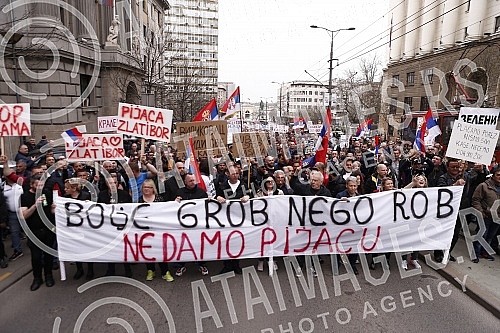 A protest march against e-fiscalization in Serbian markets started from Sava Square, where salesmen gathered near the monument to Stefan Nemanja, who then headed down Nemanja Street, across Slavija to the Presidency building on Andricev Venac, blocki