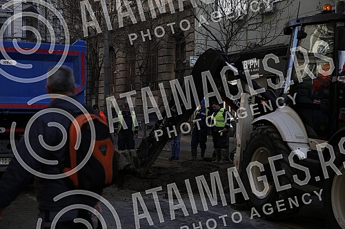 After the water pipe burst near Beogradjanka, the bus fell into a hole, and then the traffic was changed and the city services are working on repairing the fault. Nakon pucanja vodovodne cevi kod Beogradjanke, autobus je propao u rupu, a potom je s