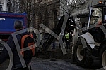 After the water pipe burst near Beogradjanka, the bus fell into a hole, and then the traffic was changed and the city services are working on repairing the fault. Nakon pucanja vodovodne cevi kod Beogradjanke, autobus je propao u rupu, a potom je s