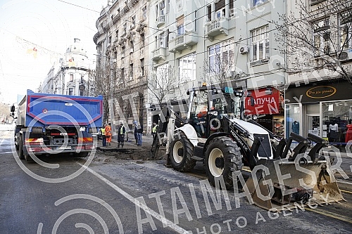 After the water pipe burst near Beogradjanka, the bus fell into a hole, and then the traffic was changed and the city services are working on repairing the fault. Nakon pucanja vodovodne cevi kod Beogradjanke, autobus je propao u rupu, a potom je s