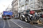 After the water pipe burst near Beogradjanka, the bus fell into a hole, and then the traffic was changed and the city services are working on repairing the fault. Nakon pucanja vodovodne cevi kod Beogradjanke, autobus je propao u rupu, a potom je s