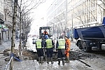 After the water pipe burst near Beogradjanka, the bus fell into a hole, and then the traffic was changed and the city services are working on repairing the fault. Nakon pucanja vodovodne cevi kod Beogradjanke, autobus je propao u rupu, a potom je s