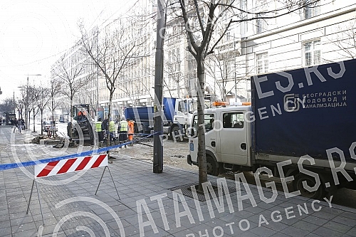 After the water pipe burst near Beogradjanka, the bus fell into a hole, and then the traffic was changed and the city services are working on repairing the fault. Nakon pucanja vodovodne cevi kod Beogradjanke, autobus je propao u rupu, a potom je s