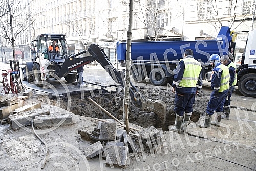 After the water pipe burst near Beogradjanka, the bus fell into a hole, and then the traffic was changed and the city services are working on repairing the fault. Nakon pucanja vodovodne cevi kod Beogradjanke, autobus je propao u rupu, a potom je s