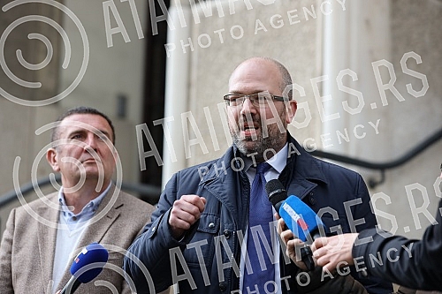 The Ajmo ljudi coalition organized a press conference in front of the Administrative Court on the occasion of the violation of the law by the GIK, which did not decide on the complaints within the legal deadline.Koalicija Ajmo ljudi je organizovala