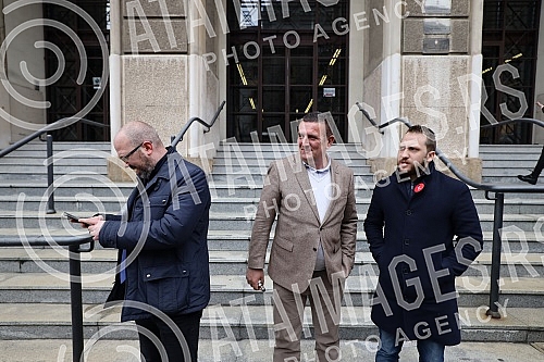 The Ajmo ljudi coalition organized a press conference in front of the Administrative Court on the occasion of the violation of the law by the GIK, which did not decide on the complaints within the legal deadline.Koalicija Ajmo ljudi je organizovala