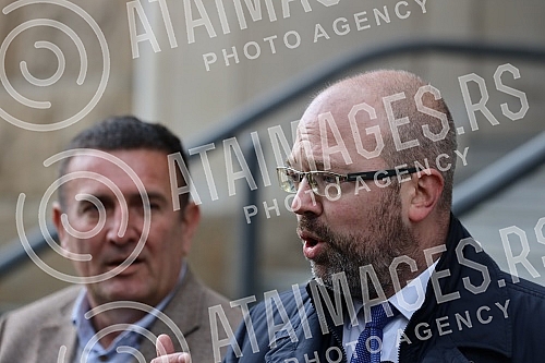 The Ajmo ljudi coalition organized a press conference in front of the Administrative Court on the occasion of the violation of the law by the GIK, which did not decide on the complaints within the legal deadline.Koalicija Ajmo ljudi je organizovala